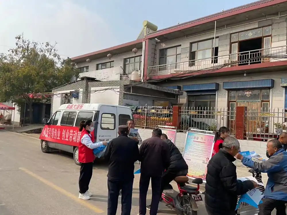 科普志愿者发放科普资料