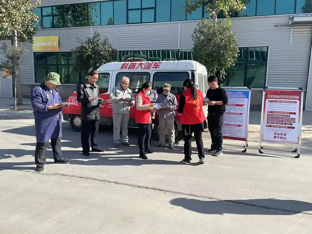 科普志愿者发放科普资料