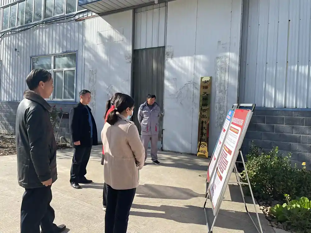 企业职工参观科普展板