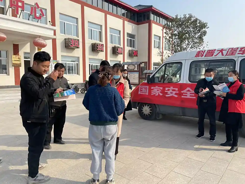 科普志愿者发放科普资料