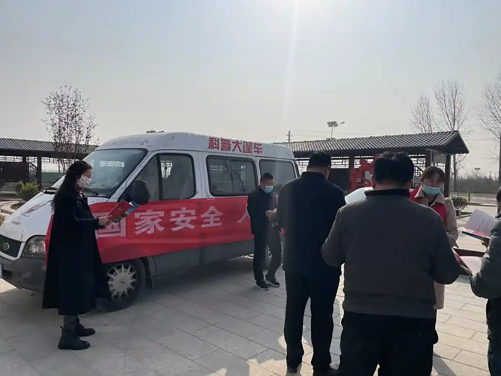 科普志愿者发放科普资料