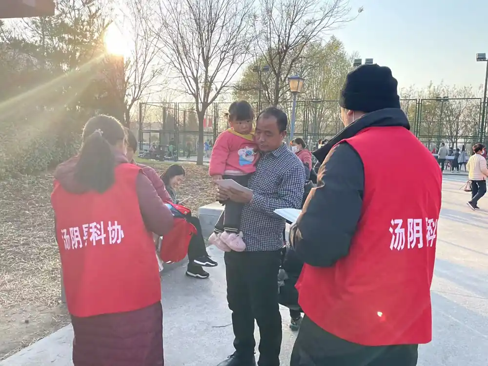 科普志愿者发放科普资料