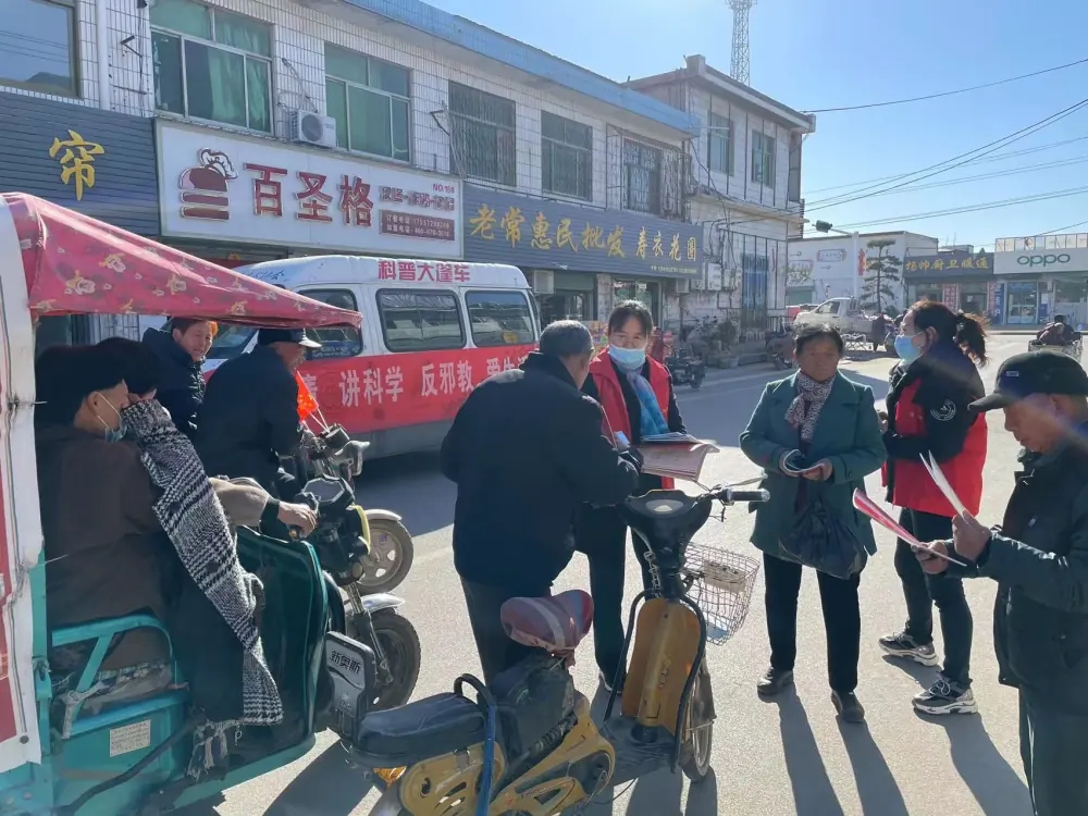 科普志愿者发放科普资料