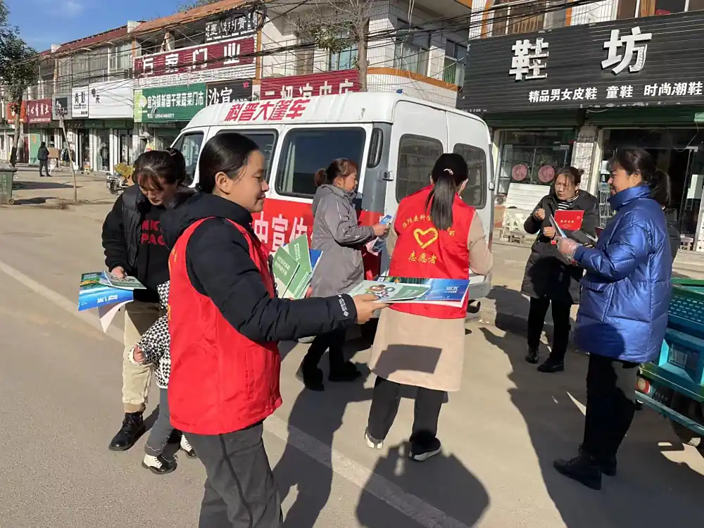 科普志愿者发放科普资料