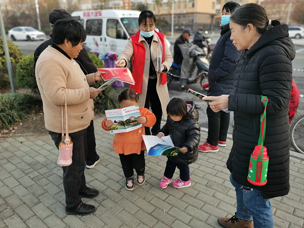 科普志愿者发放科普资料