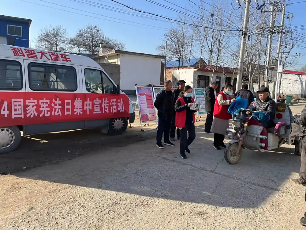 科普志愿者发放科普资料