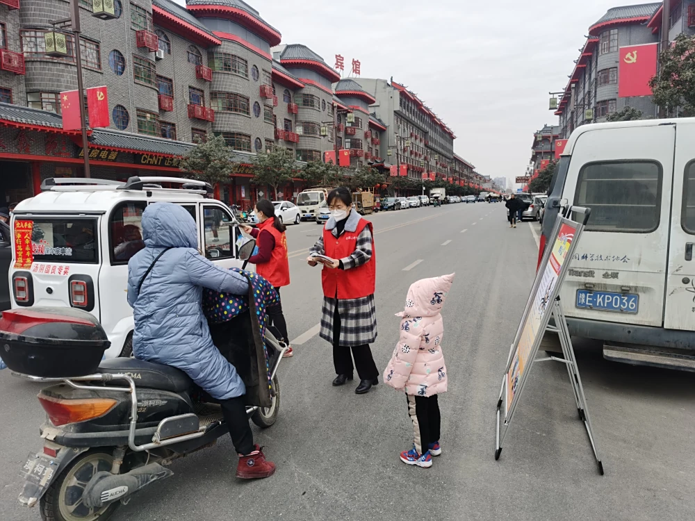 科普志愿者发放科普子资料