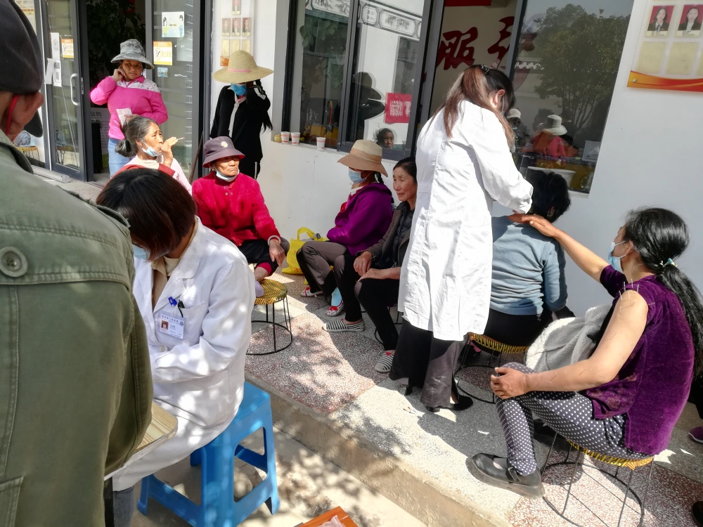 云南永平县科协到新田村开展“3.5学雷锋志愿服务月”健康科普宣教活动