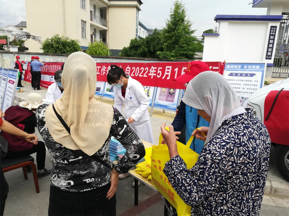 云南永平县科协到杉阳镇开展科普大篷车进农村科普宣传暨“反邪教”警示教育巡回宣传活动