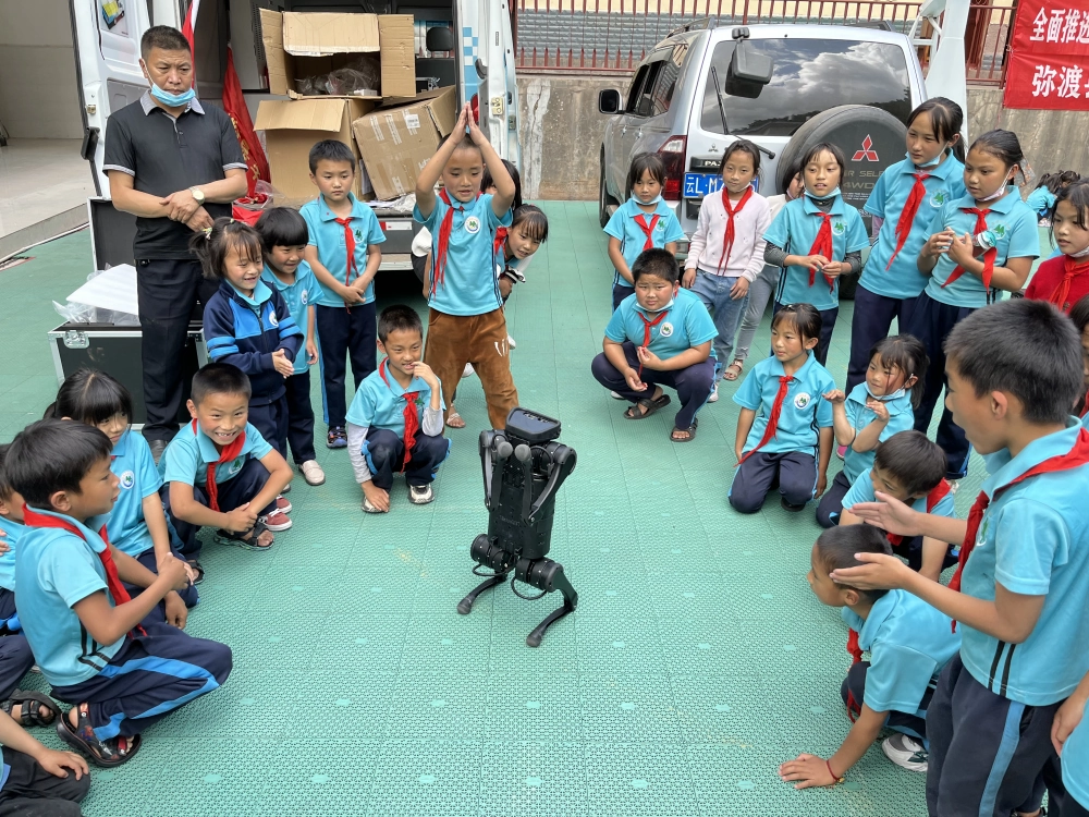 同学们观看四足机器人表演