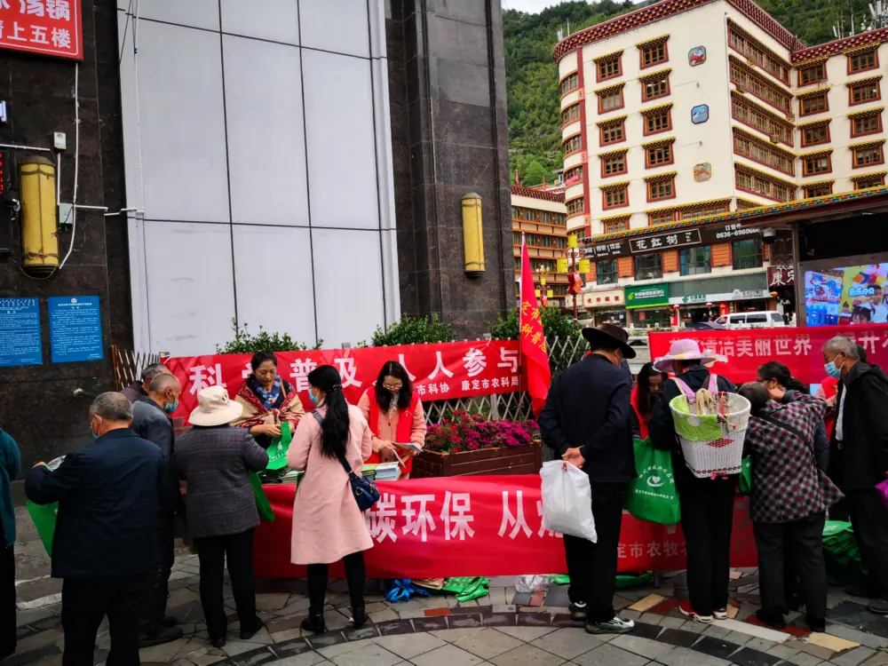 群众观看节能视频