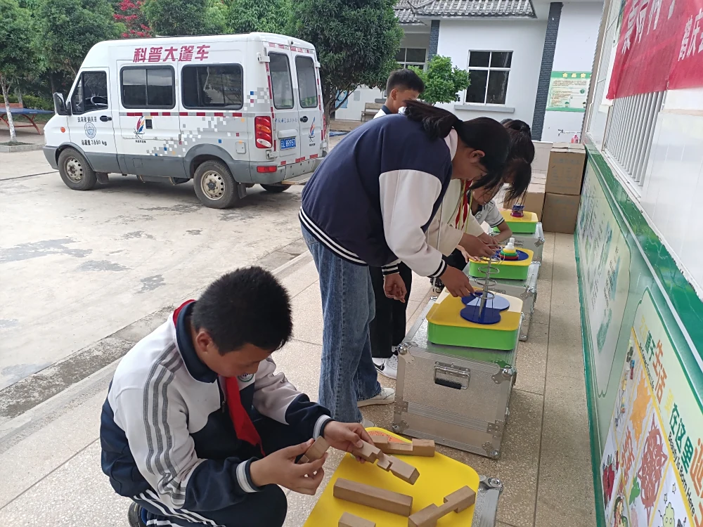 鹤庆县科普大篷车走进草海镇石朵河明德小学