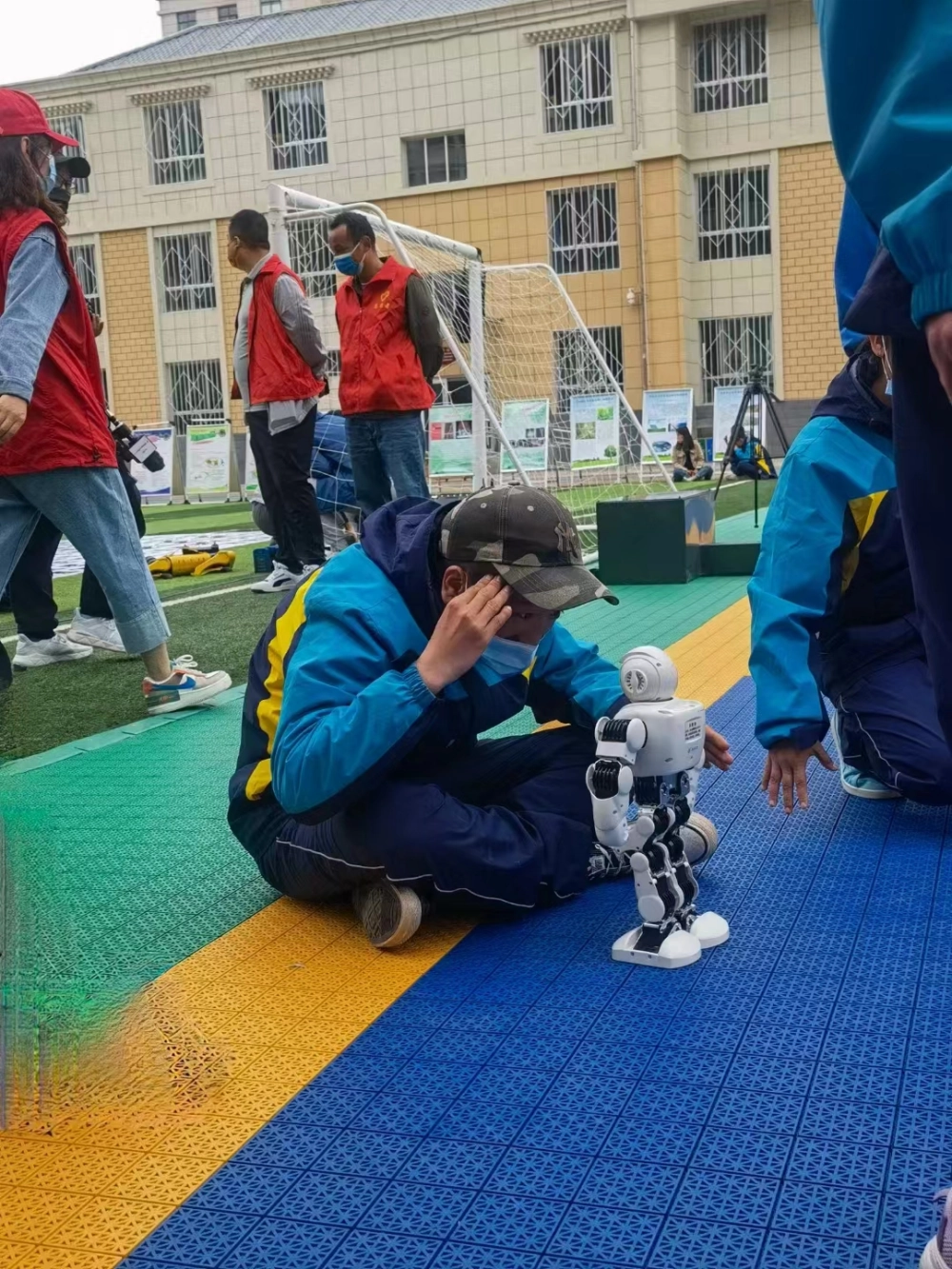 特殊学生非常喜欢机器人