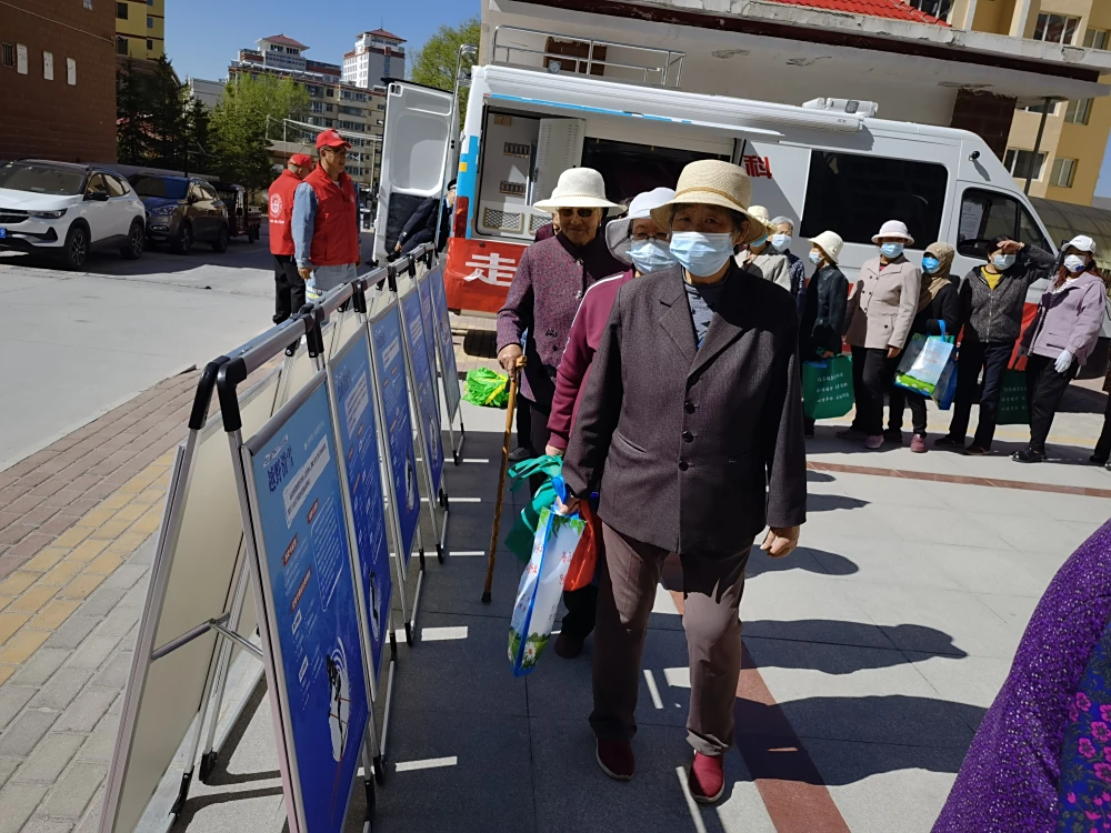 社区居民参观科普展板