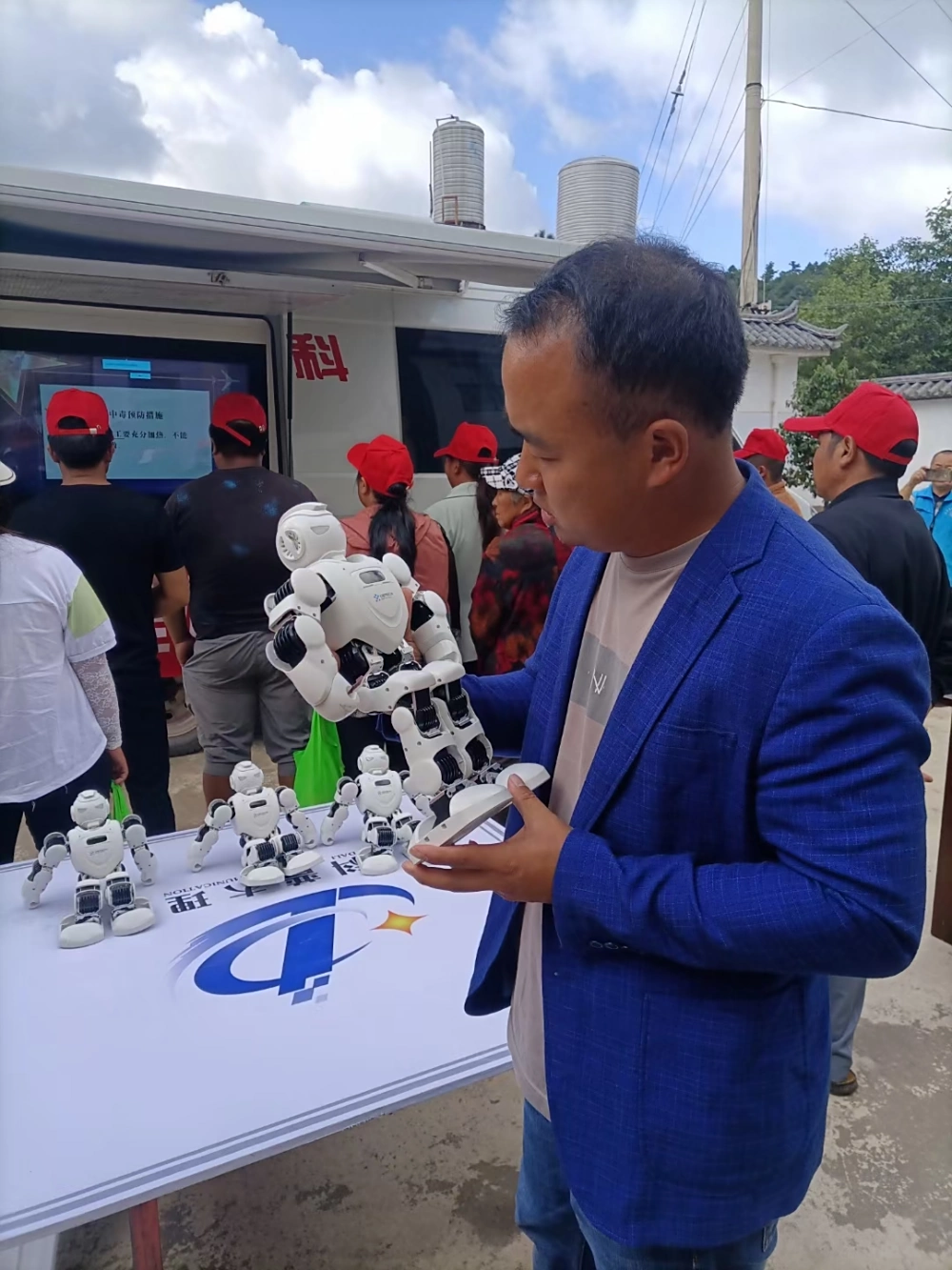 云南永平县2022年科普大篷车联合行动进企业活动