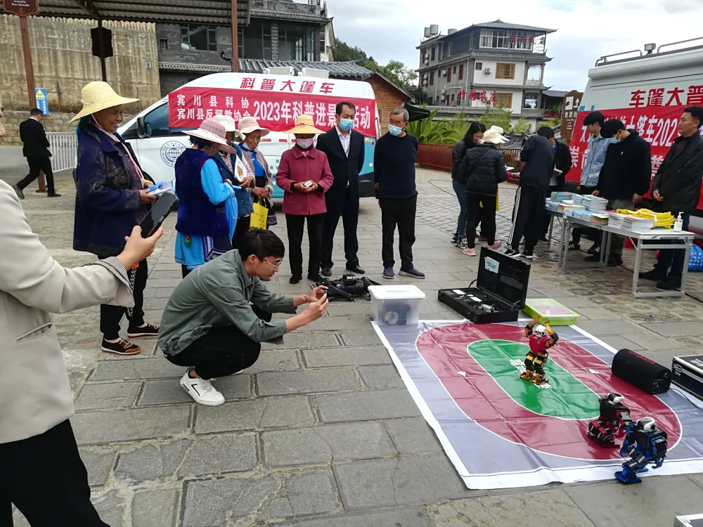 云南大理州科协宾川县大篷车联合行动