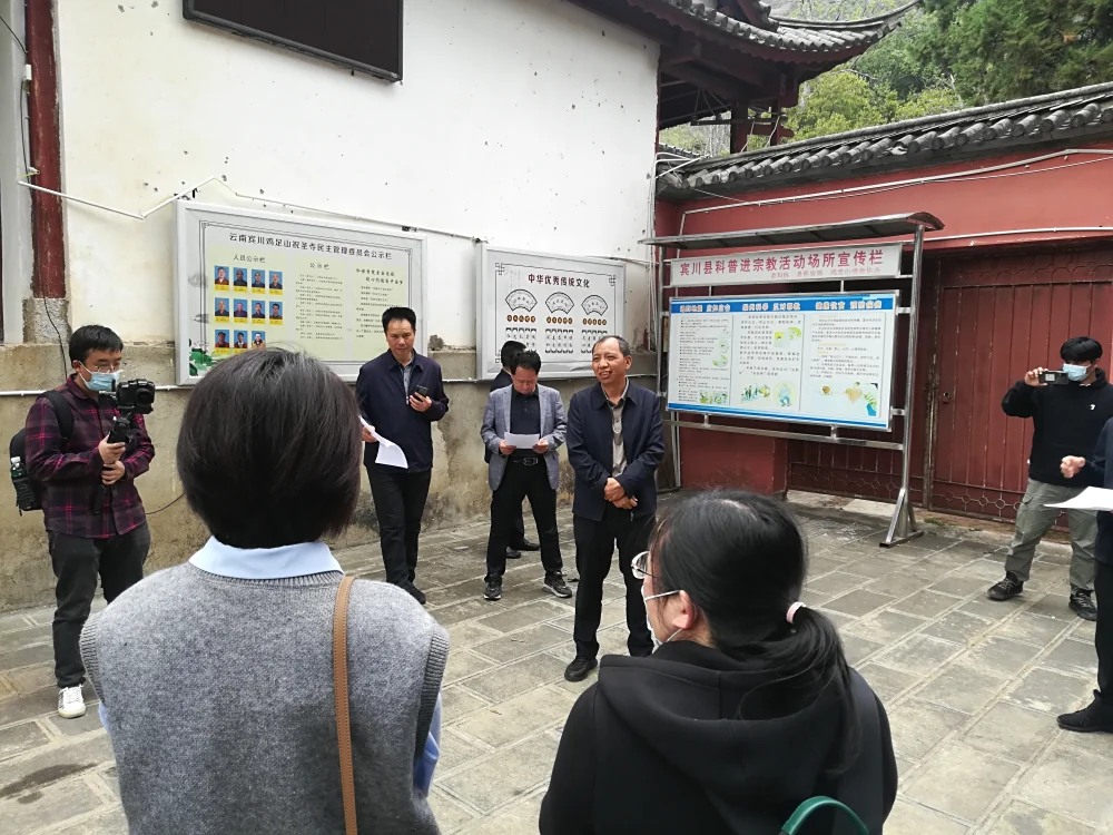 云南大理州科协宾川县大篷车联合行动