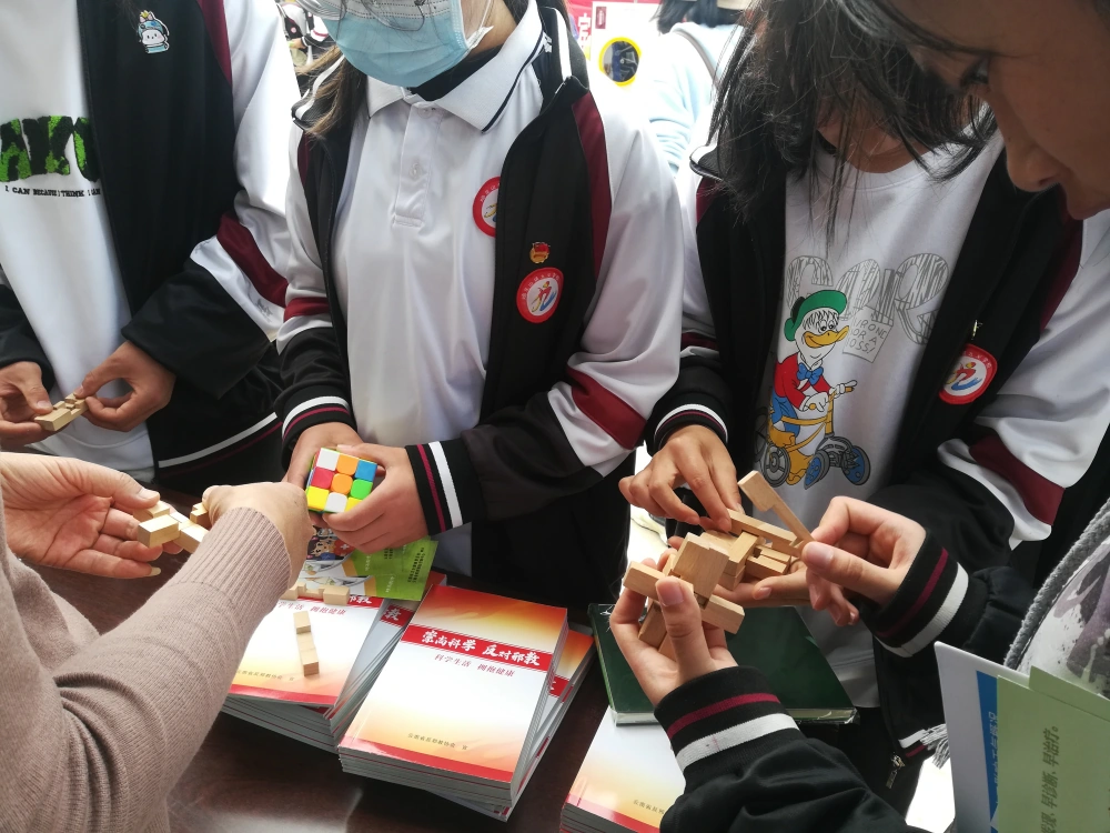 云南大理州科协到宾川县九义学校开展大篷车联合行动进校园活动