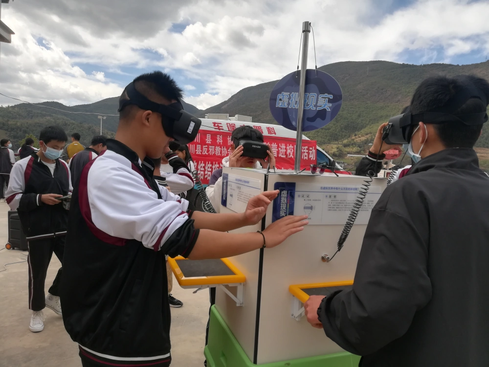 云南大理州科协到宾川县九义学校开展大篷车联合行动进校园活动