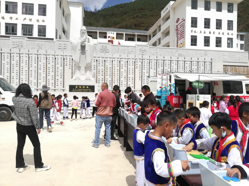 云南大理州科协到宾川县九义学校开展大篷车联合行动进校园活动