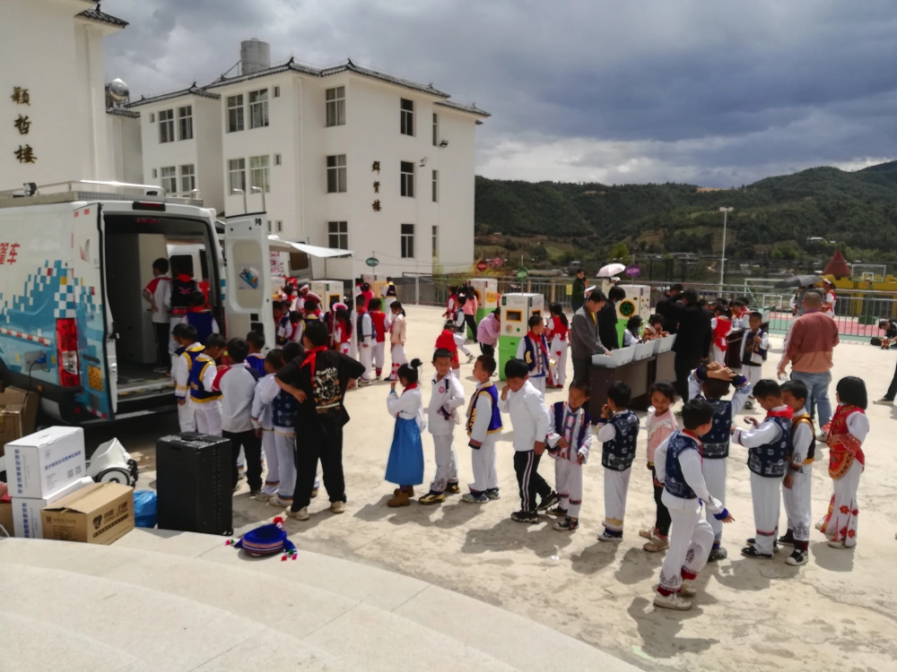 云南大理州科协到宾川县九义学校开展大篷车联合行动进校园活动