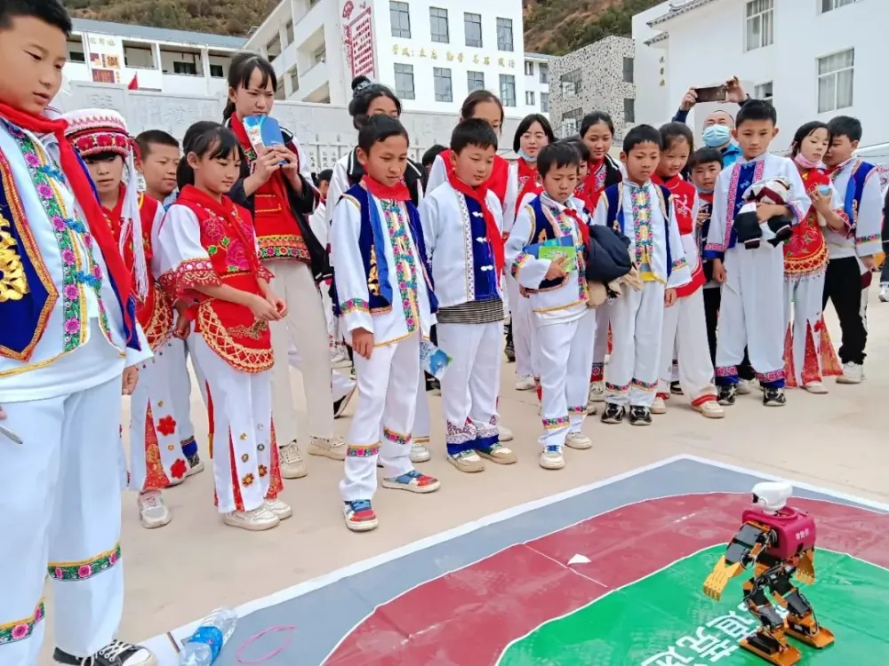 云南大理州科协到宾川县九义学校开展大篷车联合行动进校园活动