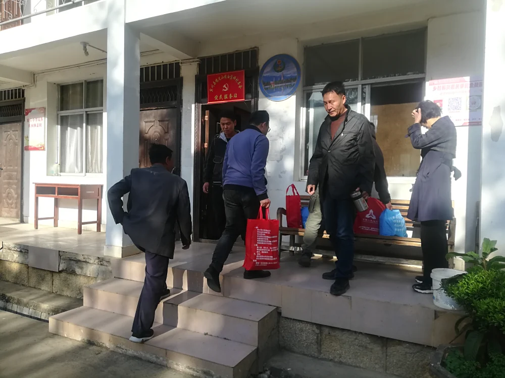云南大理州科协到宾川县白荡坪村开展大篷车联合行动进农村宣传活动
