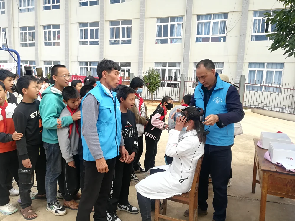 云南永平县科协到东庄村完小开展大篷车进校园活动