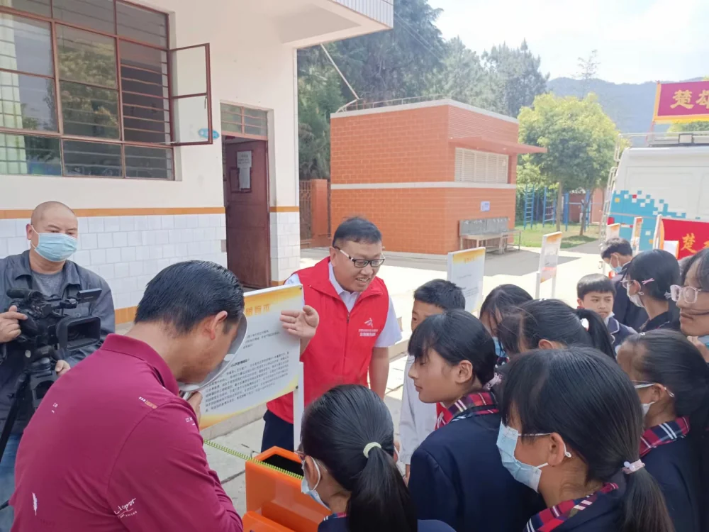 科技辅导员耐心讲解科普知识