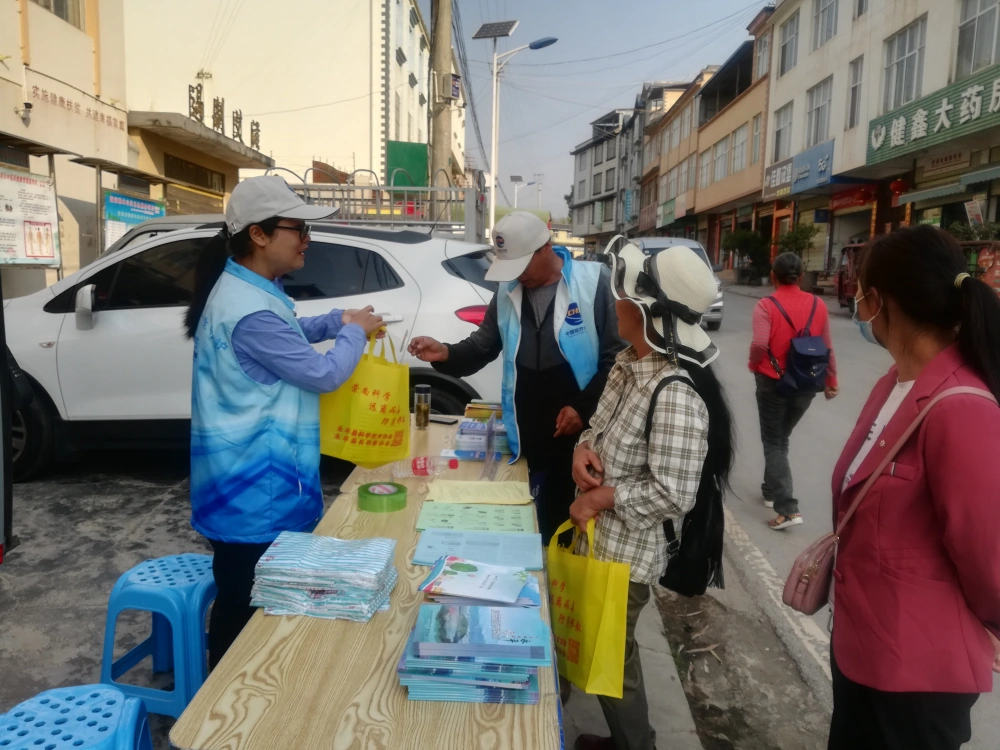 云南永平县科协科普大篷车进农村反邪教宣传活动