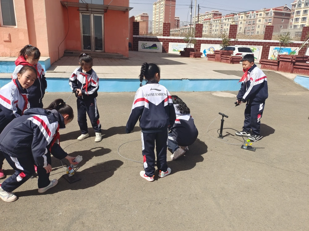 谢臣小学的学生们进行模拟火箭发射实验