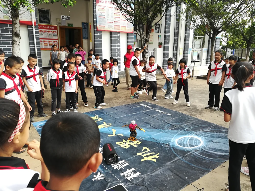 云南永平县科协到曲硐村完小开展科普大篷车进校园活动