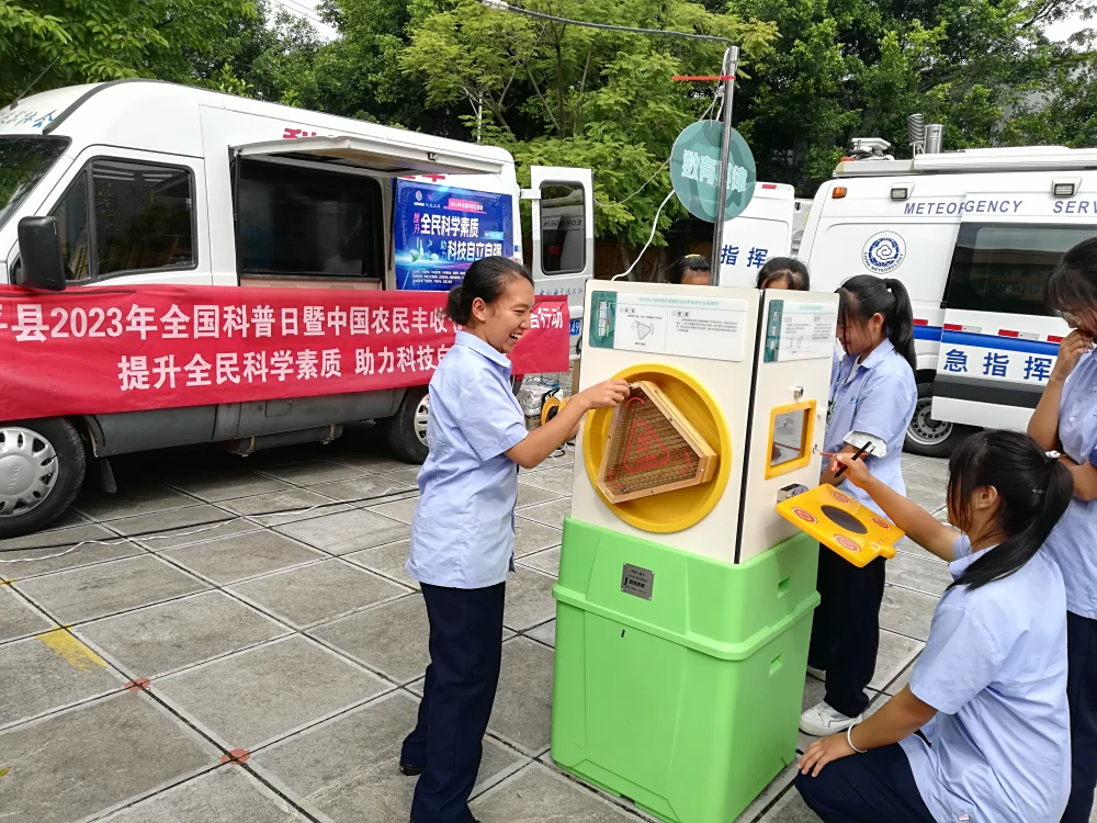 弥渡县职业技术学校科普大篷车进校园服务活动