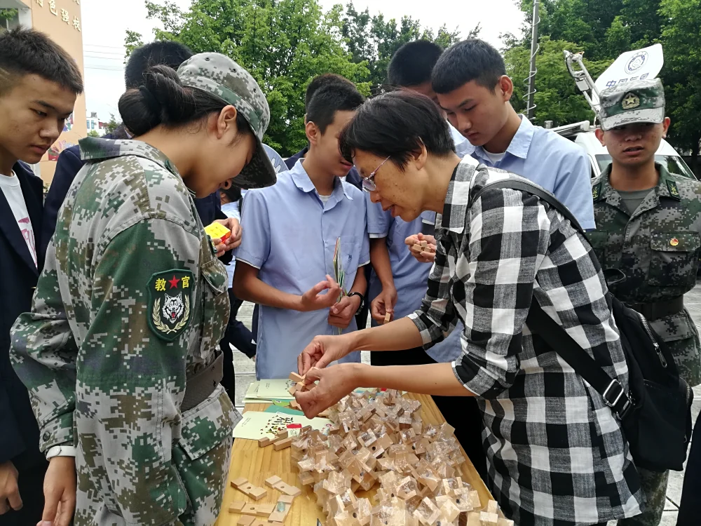 弥渡县职业技术学校科普大篷车进校园服务活动