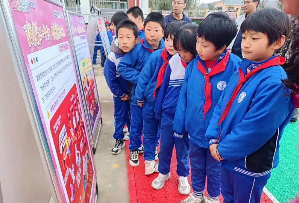 学生观看展板