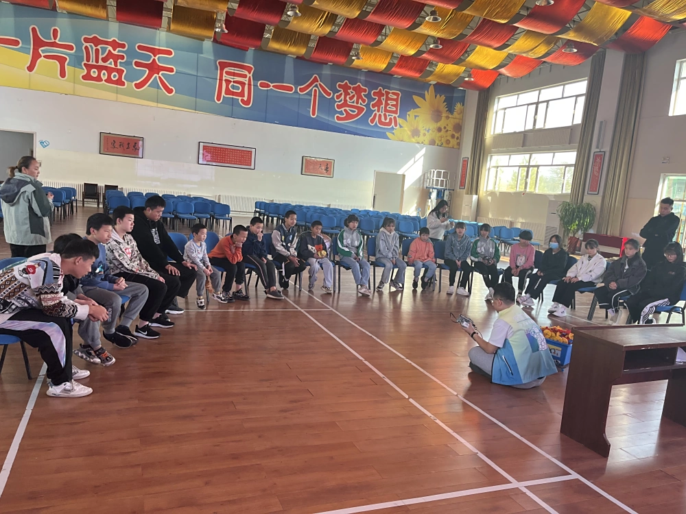 科技辅导员老师讲解陀螺发射器