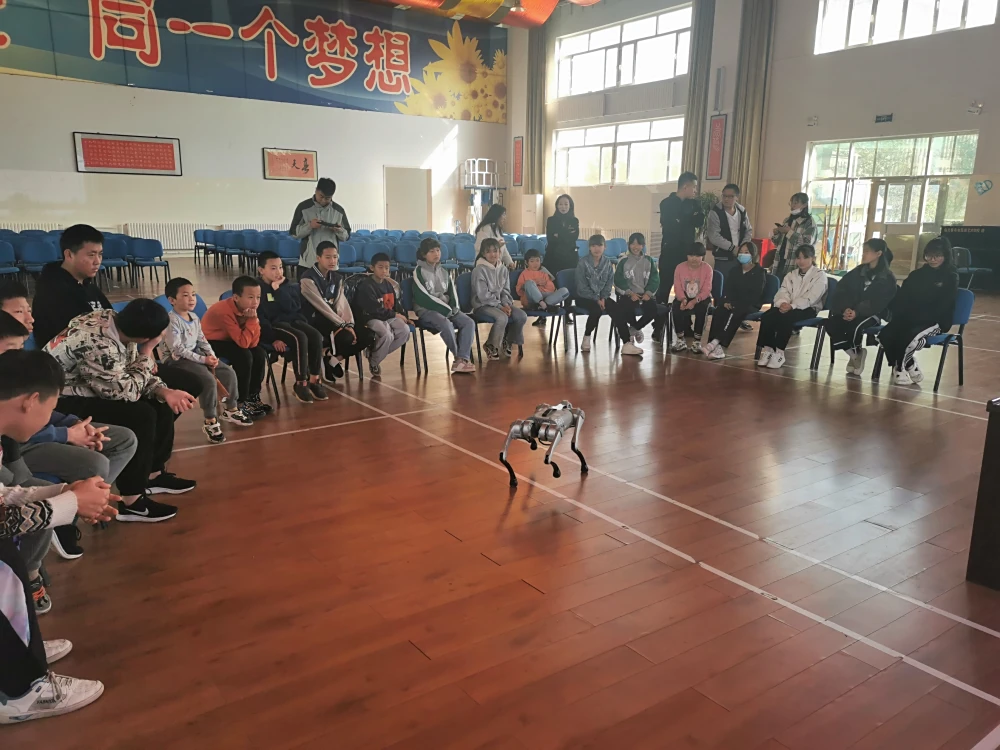 机器狗深受孩子们欢迎