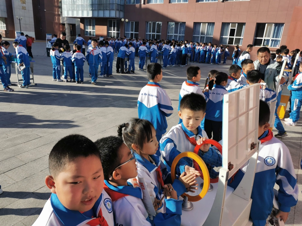 学生操作车载展品