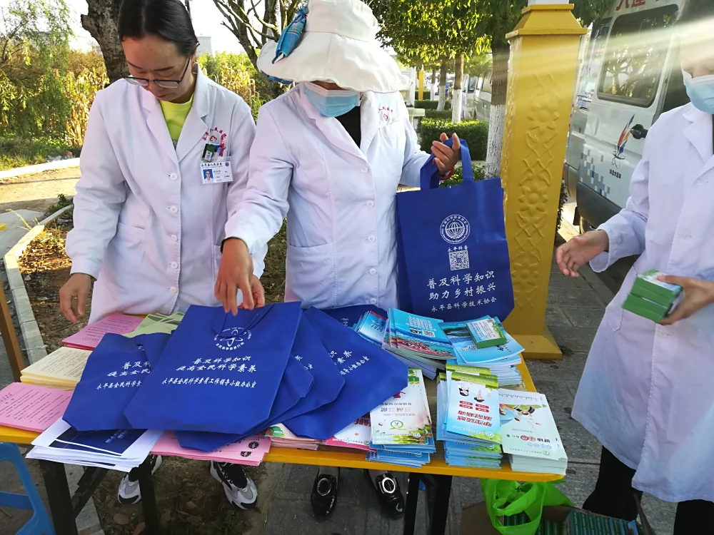 云南永平县科协开展“联合国糖尿病日”科普大篷车健康科普进社区服务活动