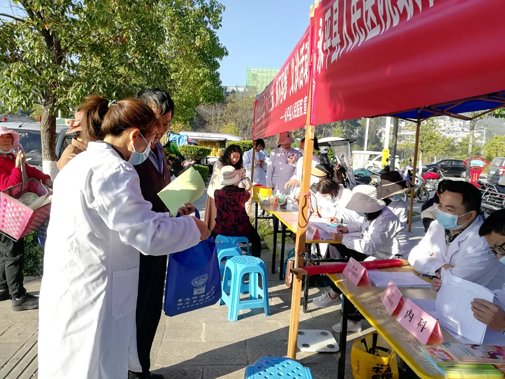 云南永平县科协开展“联合国糖尿病日”科普大篷车健康科普进社区服务活动