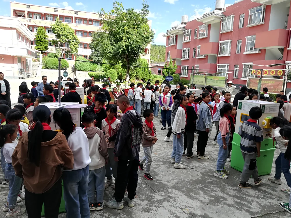 云南永平县科协到龙门乡中心完小开展科普大篷车进校园联合行动、昆虫科普进校园服务活动