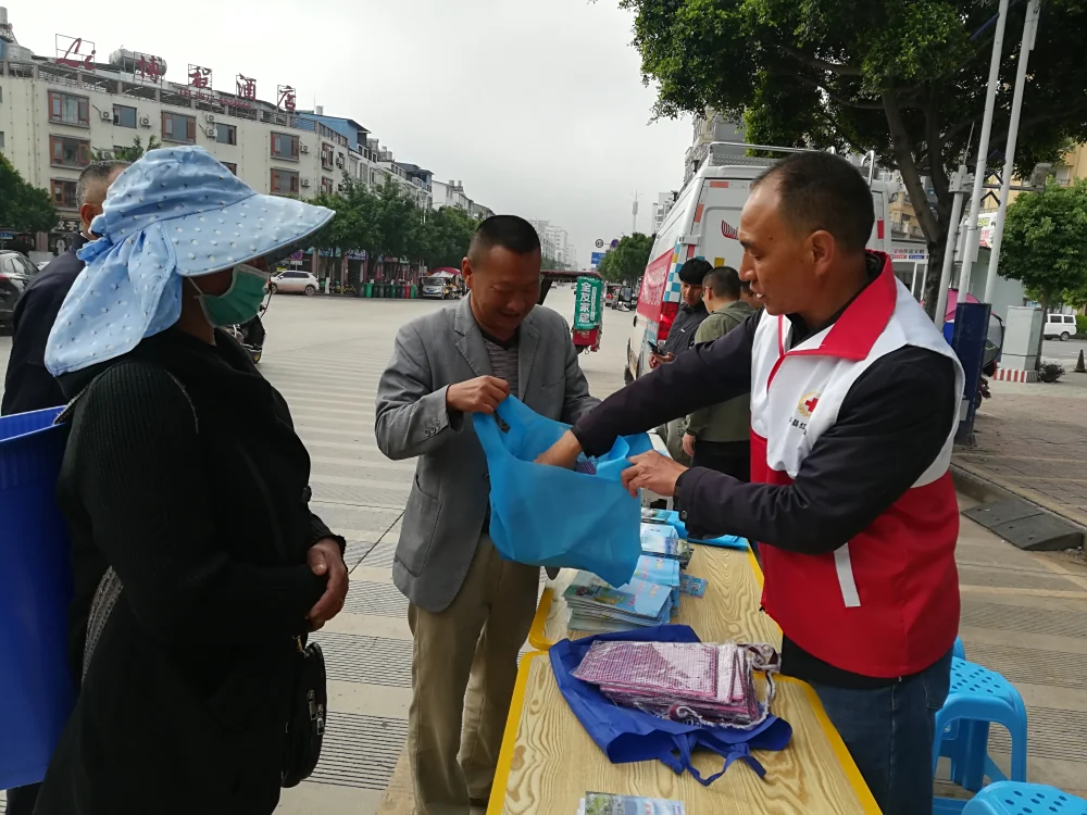 云南永平县科协到博南镇银江社区开展科普大篷车联合行动“五进”宣传活动