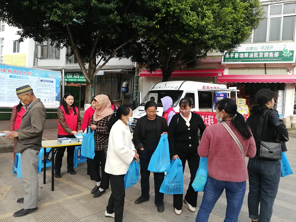 云南永平县科协到博南镇银江社区开展科普大篷车联合行动“五进”宣传活动