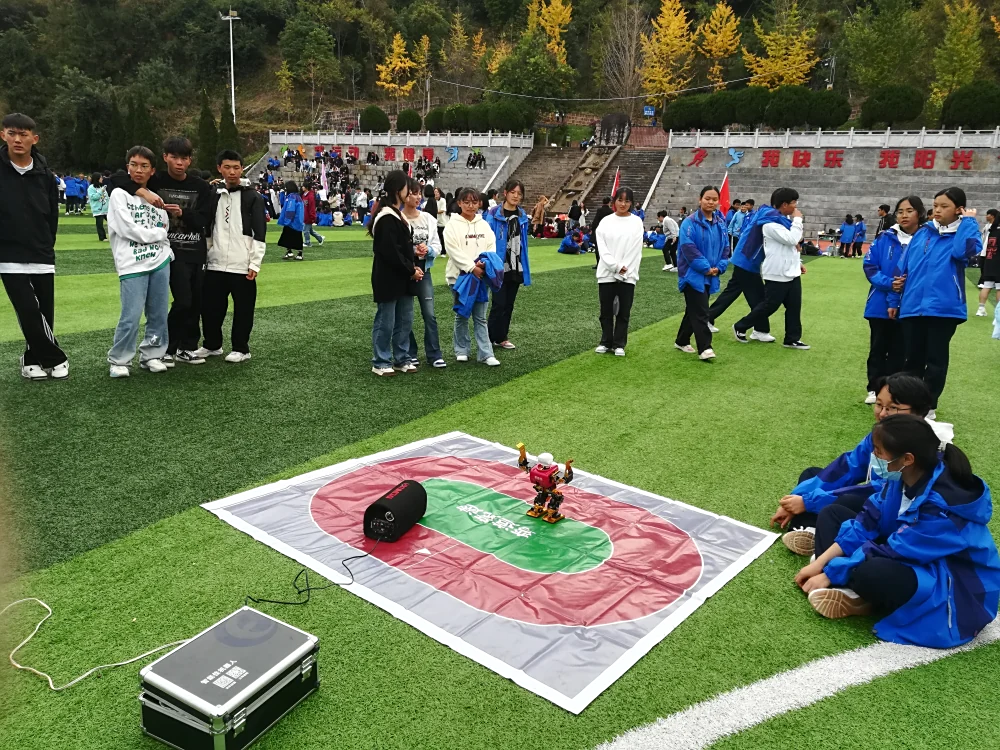 云南永平县科协到县第一中学开展科普大篷车进校园集中宣传活动