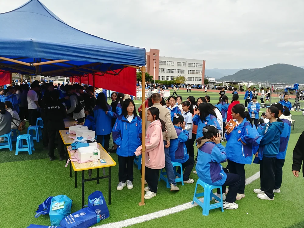 云南永平县科协到县第一中学开展科普大篷车进校园集中宣传活动