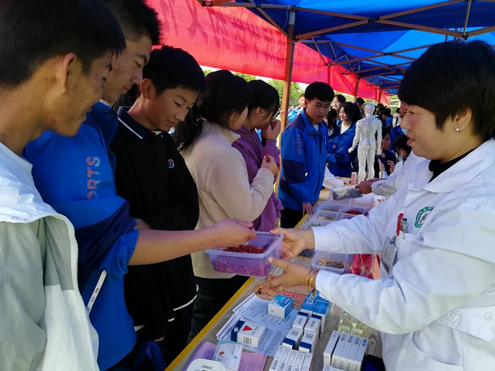 云南永平县科协到县第一中学开展科普大篷车进校园集中宣传活动