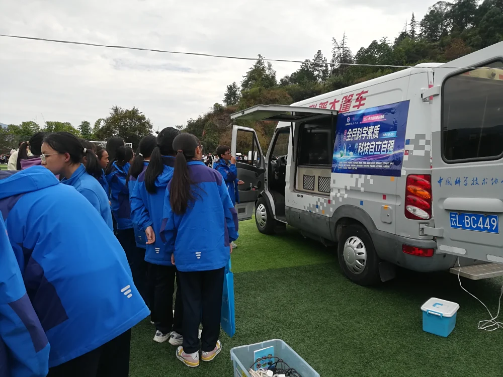 云南永平县科协到县第一中学开展科普大篷车进校园集中宣传活动
