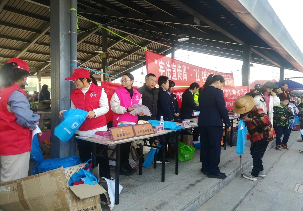 云南永平县科协“国家宪法日”科普大篷车“五进”宣传服务活动