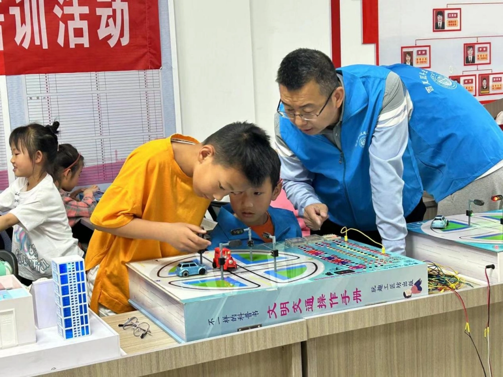 西夏区科协联合西夏区政协委员马晓云，宁夏七同信息科技有限公司、银川科技学院科普志愿者，在梧桐社区为辖区青少年开展“科学助成长 共筑中国梦”主题科普活动