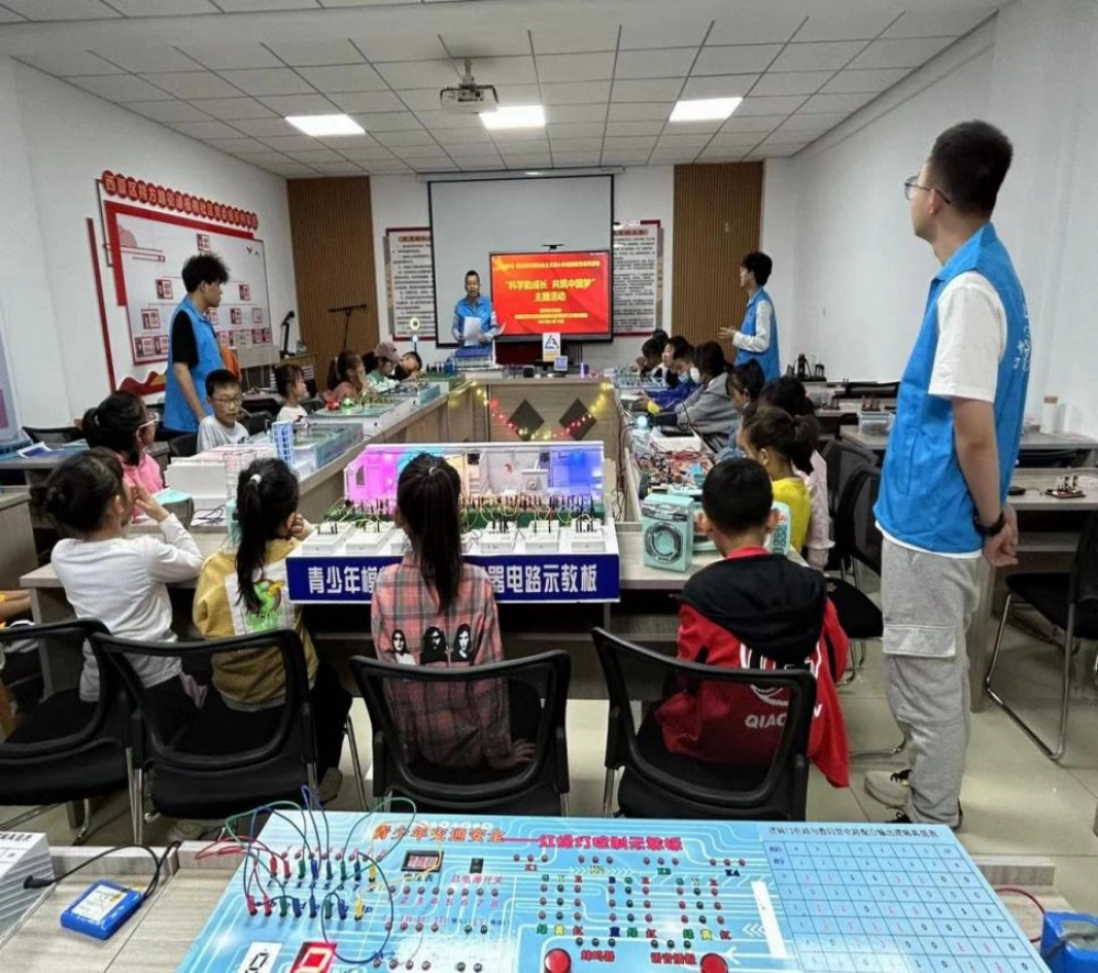 西夏区科协联合西夏区政协委员马晓云，宁夏七同信息科技有限公司、银川科技学院科普志愿者，在梧桐社区为辖区青少年开展“科学助成长 共筑中国梦”主题科普活动